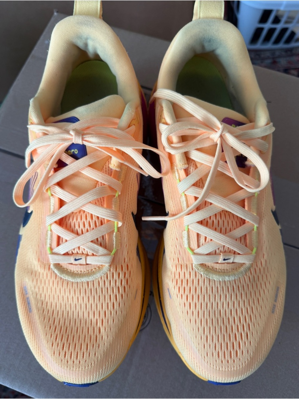 Nike Men’s Volmero 18 Yellow/Purple/Blue Running Shoes size 9.5 - Picture 4 of 7